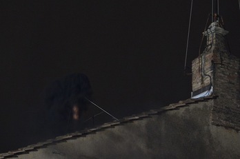 La fumata negra, en la chimenea de la Capilla Sixtina. (Tiziana FABI/AFP PHOTO)