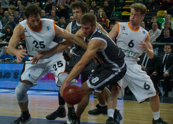 Un lance del encuentro entre el Bilbao Basket y el Ulm. (ARGAZKI PRESS)