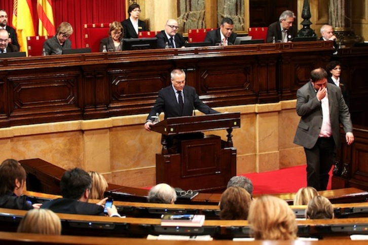Pere Navarro (PSC) presenta la declaración a favor del derecho a decidir ante el Parlament. (Albert GARCIA)