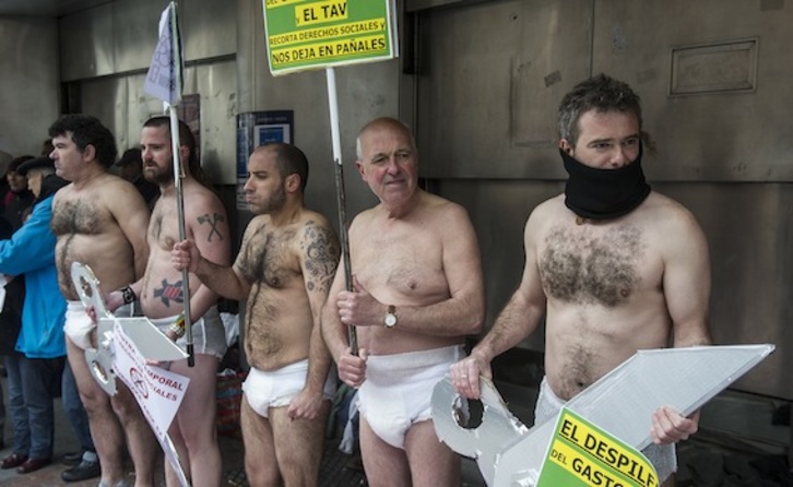 Protesta ante la sede del Gobierno de Lakua en Bilbo. (Luis JAUREGIALTZO/ARGAZKI PRESS)