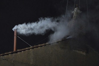 El humo blanco saliendo de la chimenea de la Capilla Sixtina. (Alberto PIZZOLI/AFP PHOTO)