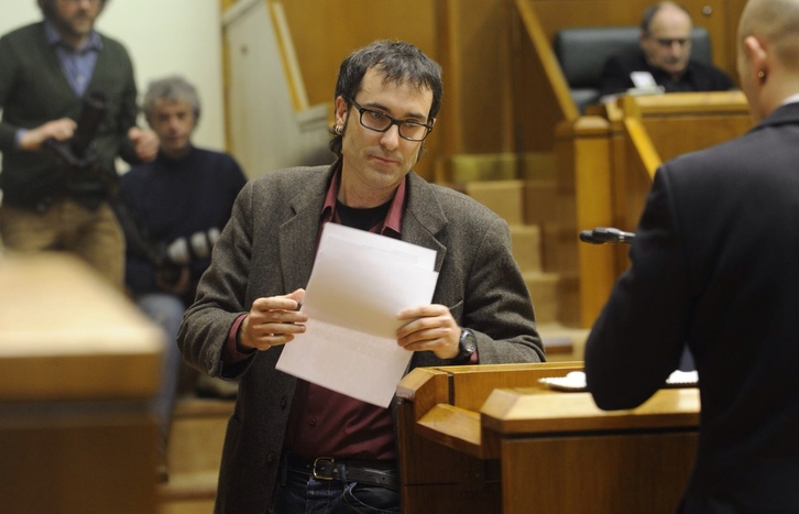El parlamentario de EH Bildu, Julen Arzuaga, en la Cámara de Gasteiz. (ARGAZKI PRESS)