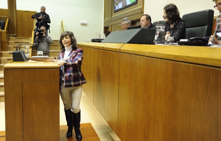 La parlamentaria del PP Nerea Llanos, durante su intervención en el pleno. (ARGAZKI PRESS)