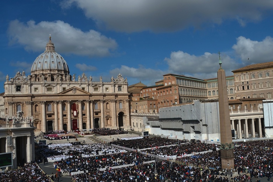 Aspecto que presentaba la plaza San Pedro del Vaticano durante la ceremonia de entronización. (Gabriel BOUYS/AFP)