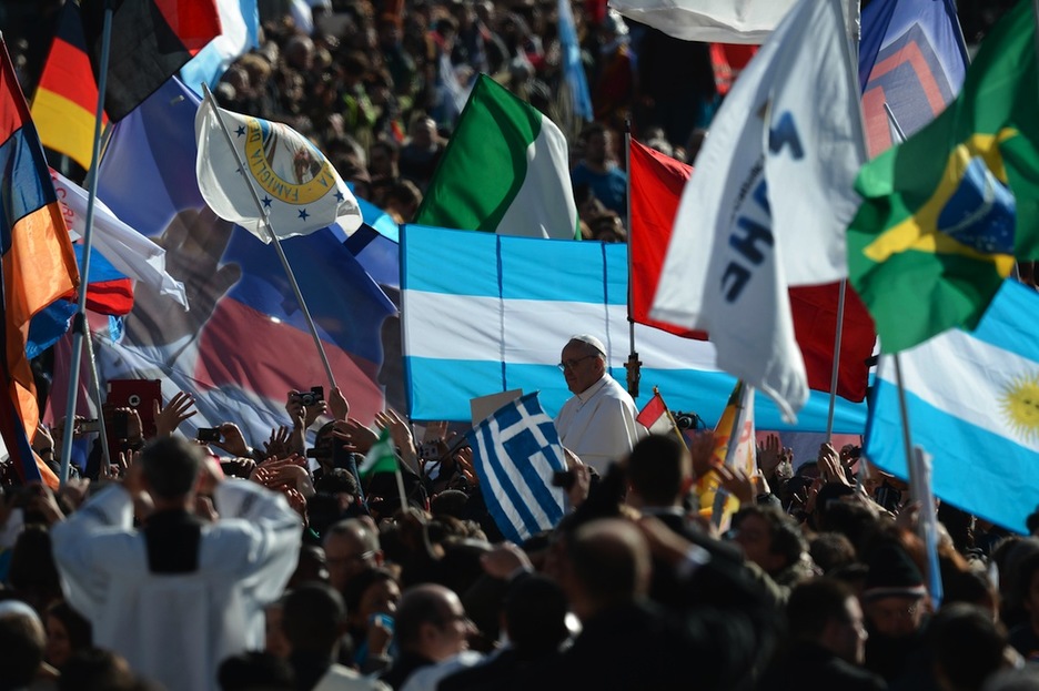Banderas de todos los lugares del mundo han ondeado al paso de Francisco. (Filippo MONTEFORTE/AFP)