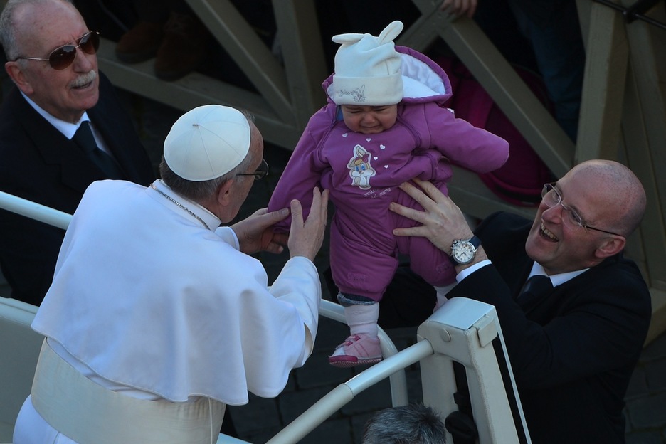El pontífice se para con un niño. (Gabriel BOUYS/AFP) 