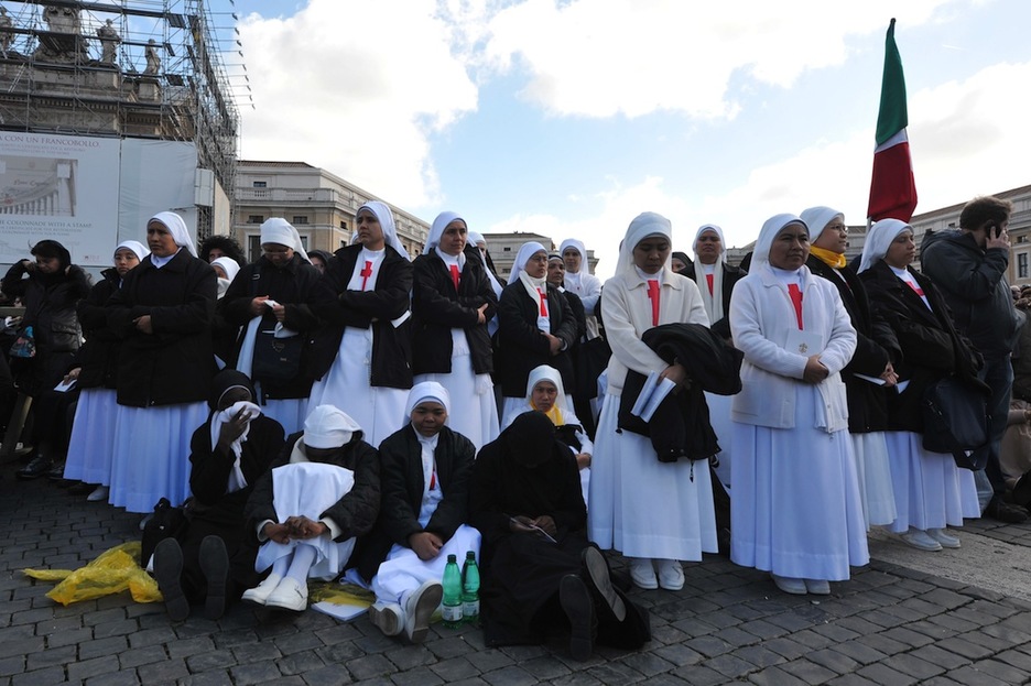 Un grupo de monjas aguarda a la ceremonia. (Tiziana FABI/AFP)