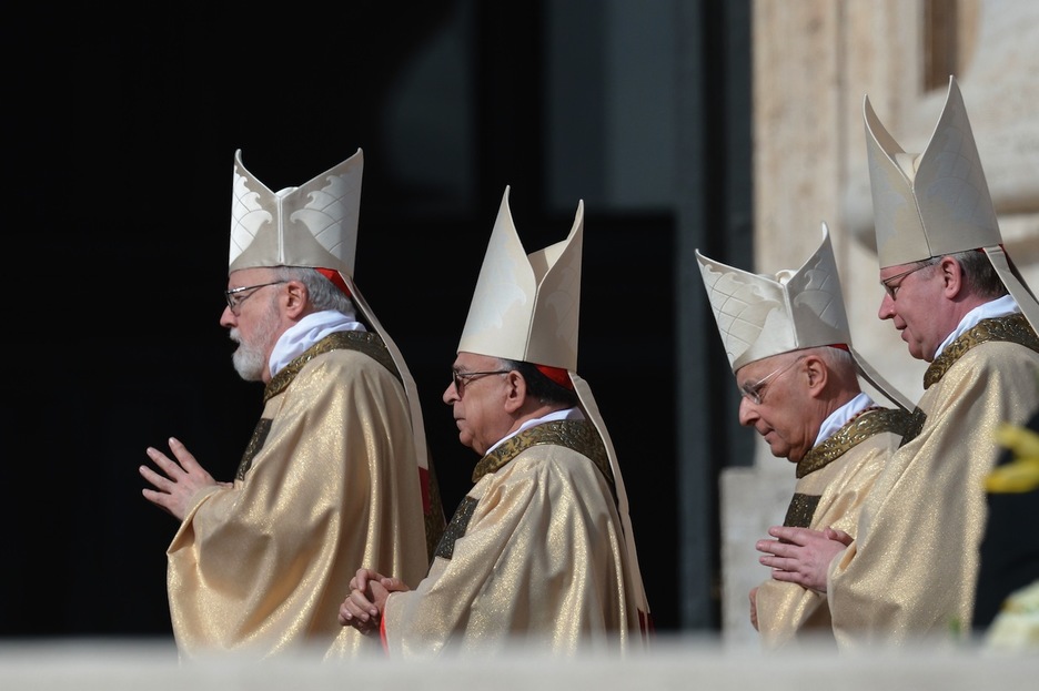 Unos cardenales se dirigen a la ceremonia. (Filippo MONTEFORTE/AFP)