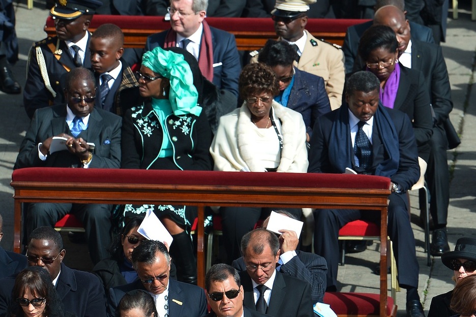 El presidente de Zimbabue, Robert Mugabe, y su esposa, atienden la misa. (Alberto PIZZOLI/AFP) 