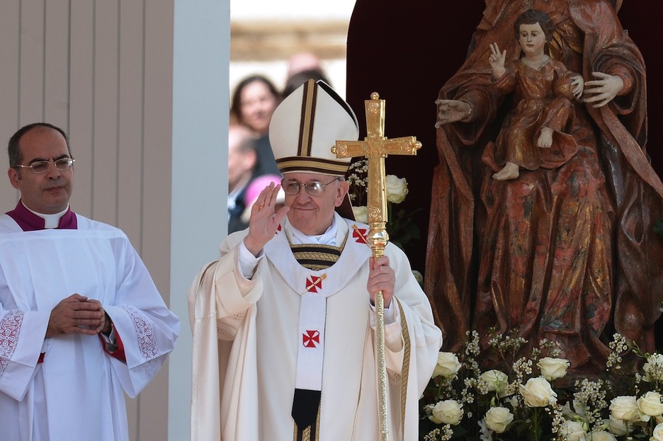 El Papa sostiene una cruz durante la ceremonia. (Filippo MONTEFORTE/AFP) 