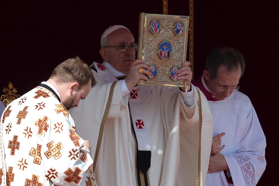 El Papa sostiene una Biblia. (Filippo MONTEFORTE/AFP)
