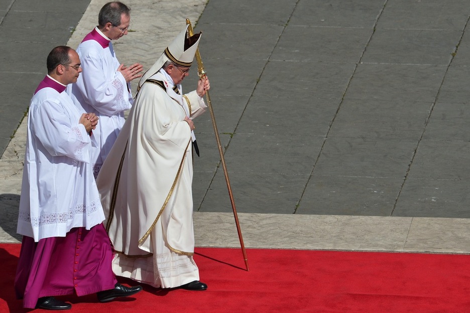 El Papa camina hacia el altar. (Alberto PIZZOLI/AFP)