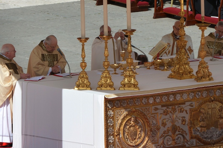 El Papa oficia la misa junto al cardenal Angelo Sodano. (Gabriel BOUYS/AFP) 