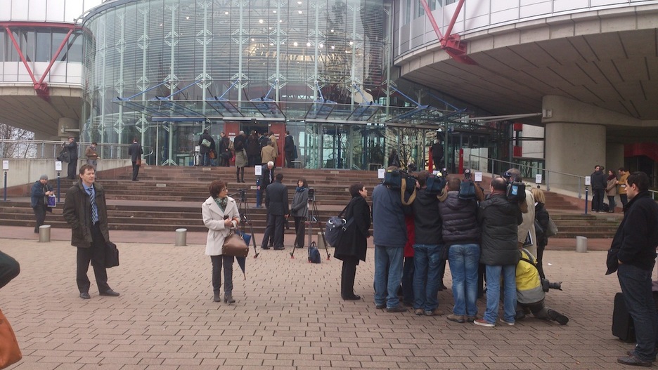Gran expectación mediática en el exterior del tribunal antes del inicio de la vista. (@GARA_martxediaz)