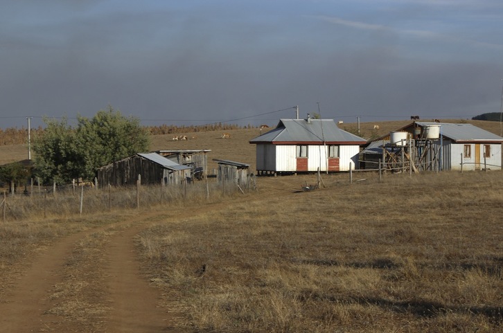 Varias viviendas de una comunidad mapuche en Ngulumapu (territorio bajo administración chilena). (Aitor AGIRREZABAL)