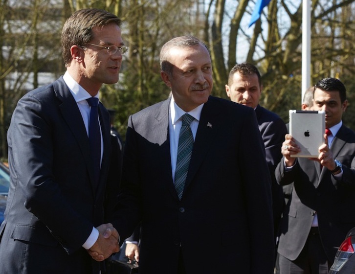 Recep Tayyip Erdogan con el primer ministro de Países Bajos, Mark Rutte. (Martijn BEEKMAN/AFP)