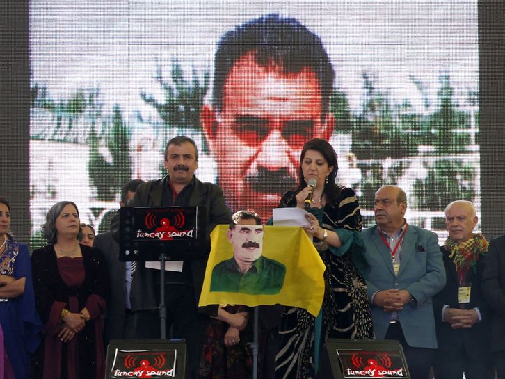 Los diputados del BDP Sirri Sureyya Onder y Pelvin Buldan leen la declaración de Oçalan el día del Newroz. (AFP)