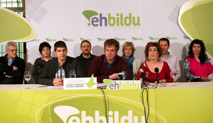 Los representants de EH Bildu, en la comparecencia e la que han anunciado la moción contra Barcina. (Idoia ZABALETA/ARGAZKI PRESS)