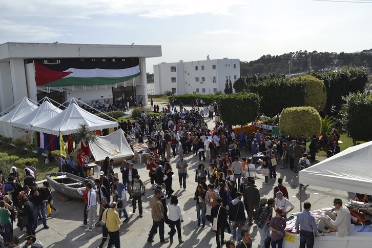 Una bandera palestina recibe en la plaza central del Foro, en el campus Al Manar, a los participantes. (Alberto PRADILLA)