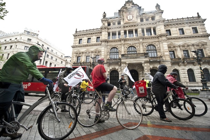 Una marcha ciclista ha recorrido Bizkaia en contra del gasto militar. (Jon HERNAEZ/ARGAZKI PRESS)