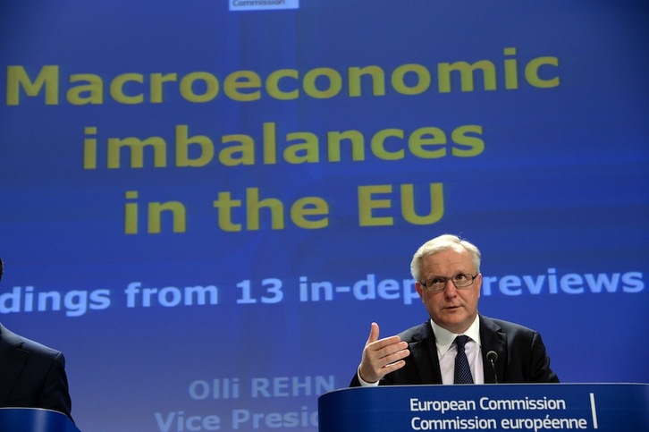 El comisario de Asuntos Económicos, Olli Rehn, durante la comparecencia que ha ofrecido en Bruselas. (Thierry CHARLIER/AFP)