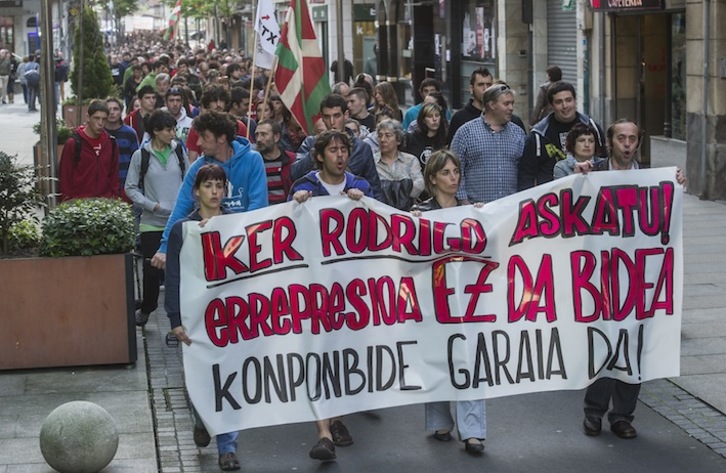 Una manifestación denunció ayer la detención de Rodrigo en Erandio. (Luis JAUREGIALTZO/ARGAZKI PRESS)