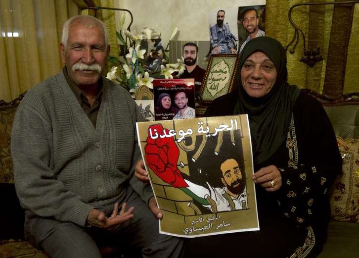Tareq y Layla, el padre y la madre de Sammer Issawi, tras tener conocimiento del acuerdo. (Ahmad GARABLI/AFP PHOTO)
