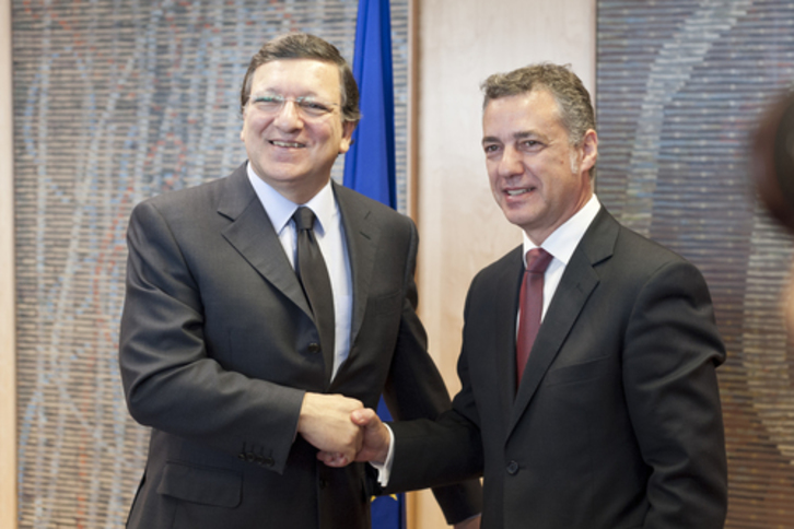 Barroso y Urkullu se saludan durante el encuentro en Bruselas. (IREKIA)