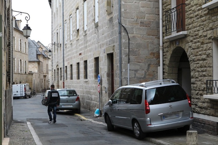 Un policía camina por una calle de Brive-la-Gaillarde, donde se han producido dos de los arrestos. (AFP)