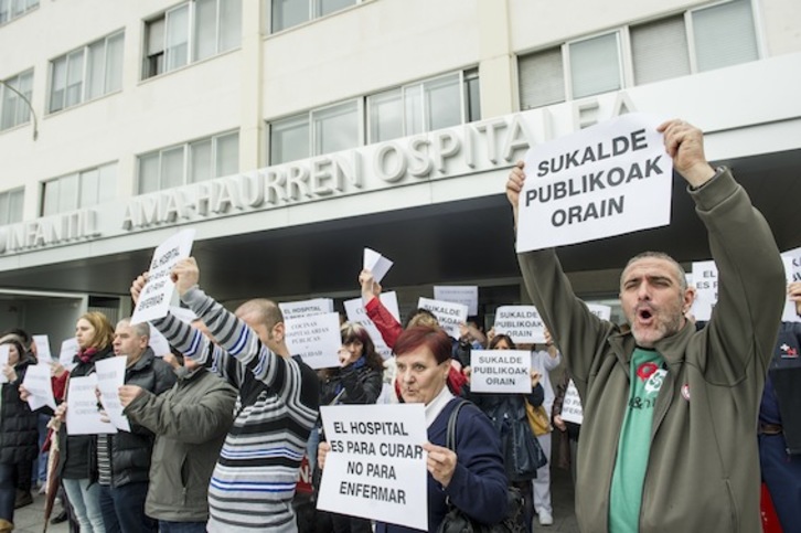 Una de las protestas contra la privatización de las cocinas hospitalarias, en una imagen de archivo. (Lander FNZ ARROIABE/ARGAZKI PRESS)