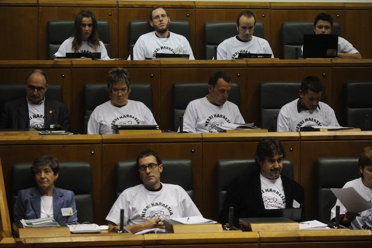 Parlamentarios de EH Bildu portaron camisetas a favor del muro popular durante la votación en la Cámara. (ARGAZKI PRESS)