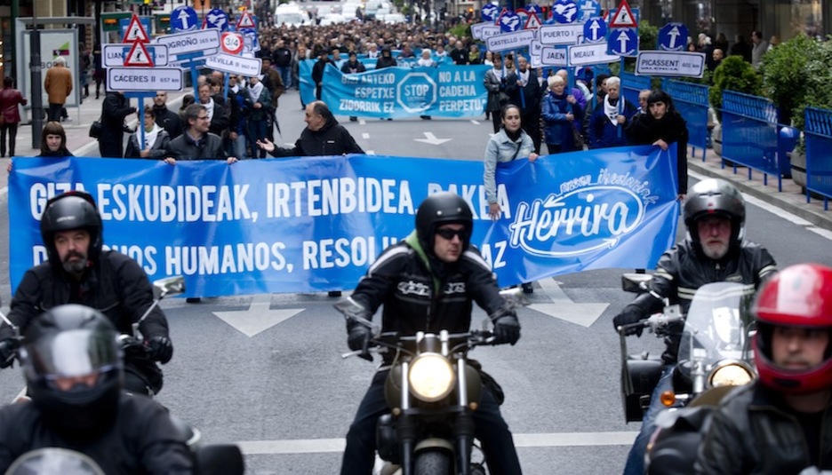 Motor eta guzti egin dute manifestazioa Gasteizen. (Raul BOGAJO/ARGAZKI PRESS)