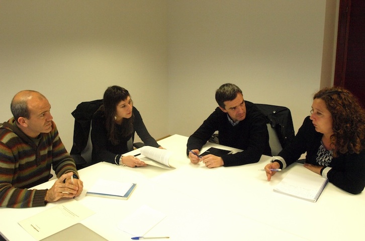 Jon Garay y Nagore Garcia, de Herrira, se han reunido con Jonan Fernandez y Mónica Hernando, del equipo de la Secretaría de Paz y Convivencia del Gobierno de Lakua. (Herrira)