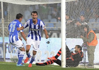 Xabi Prieto celebra el tercer gol de la Real. (Jon URBE/ARGAZKI PRESS)