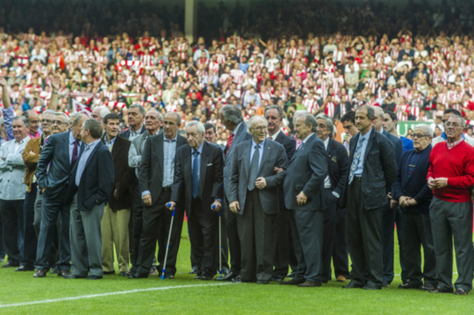 Históricos jugadores del Athletic han estado sobre el campo antes del último partido en San Mamés. (Monika DEL VALLE/ARGAZKI PRESS)
