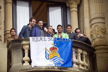Algunos de los jugadores de la Real, en la balconada del Ayuntamiento de Donostia. (Juan Carlos RUIZ/ARGAZKI PRESS)