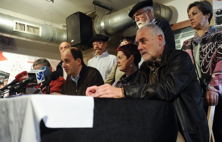 Imagen de la rueda de prensa de la asociación Kontuz. (Jagoba MANTEROLA/ARGAZKI PRESS)