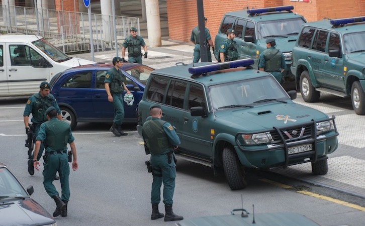 Guardias civiles en las inmediaciones del domicilio de Rubén Gelbentzu en Andoain. (Andoni CANELLADA/ARGAZKI PRESS)