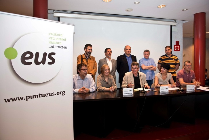 Los miembros actuales del patronato de la fundación PuntoEUS durante la comparecencia de hoy en la sede de Euskaltzaindia. (Jon HERNAEZ | ARGAZKI PRESS)