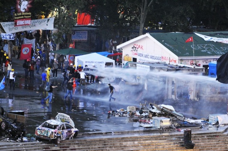 Los antidisturbios se han empleado a fondo contra los acampados. (Ozan KOSE/AFP PHOTO)