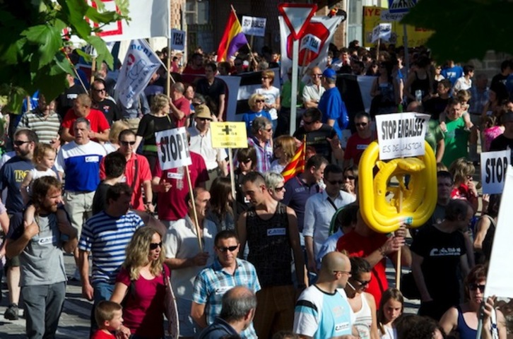 Cientos de personas se han sumado a la protesta contra el recrecimiento de Esa. (Idoia ZABALETA/ARGAZKI PRESS)