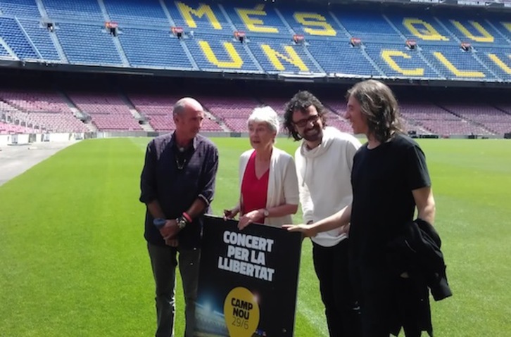 Lluís Llach, Muriel Casals, Lluís Danés y Gerard Quintana esta mañana en el Camp Nou. (NAIZ.INFO)