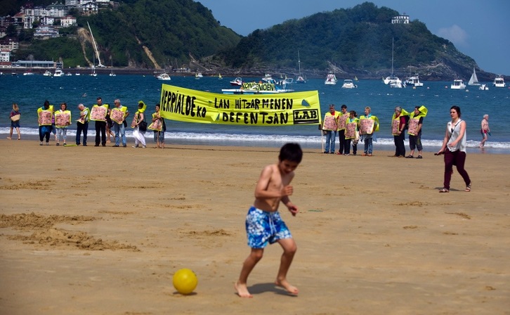 Acto de protesta de LAB en la playa de la Concha a favro de la negociación colectiva. (Juan Carlos RUIZ/ARGAZKI PRESS)