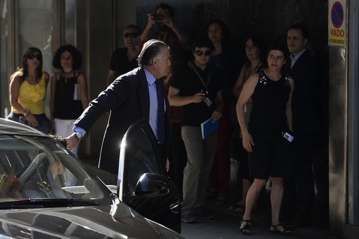 El extesorero del PP Luis Bárcenas, a su entrada a los juzgados antes de ser encarcelado. (Pierre-Philippe MARCOU/AFP)
