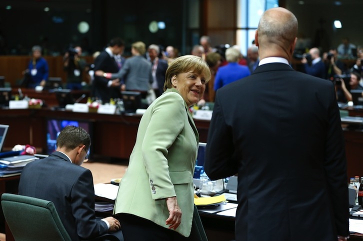 Angela Merkel se dispone a sentarse en la segunda jornada de la cumbre europea. (Yves HERMAN/AFP) 