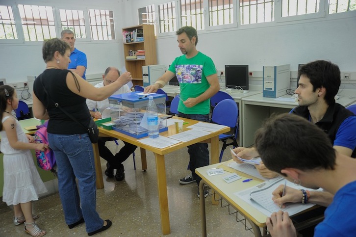 Una persona vota en la consulta de Ordizia. (Andoni CANELLADA/ARGAZKI PRESS)
