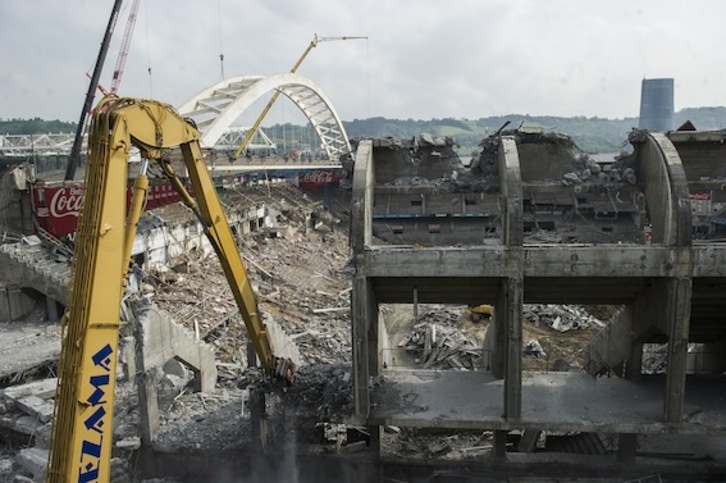 Obras de demolición del estadio de San Mamés. (Luis JAUREGIALTZO/ARGAZKI PRESS)