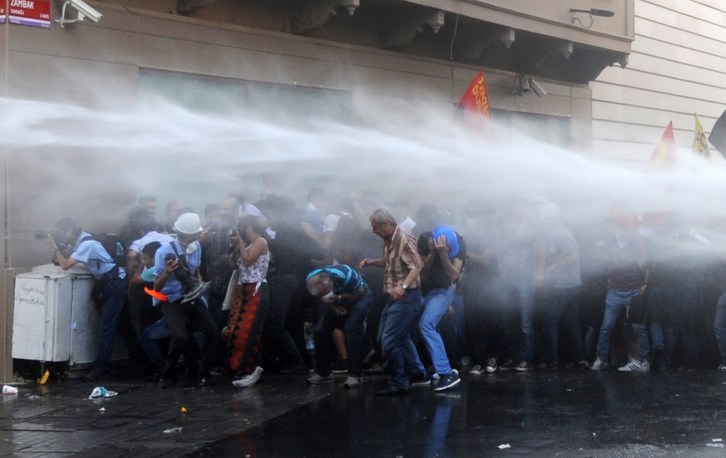 La Policía ha reprimido la manifestación con materil antidisturbios. (Bulent KILIC / AFP)