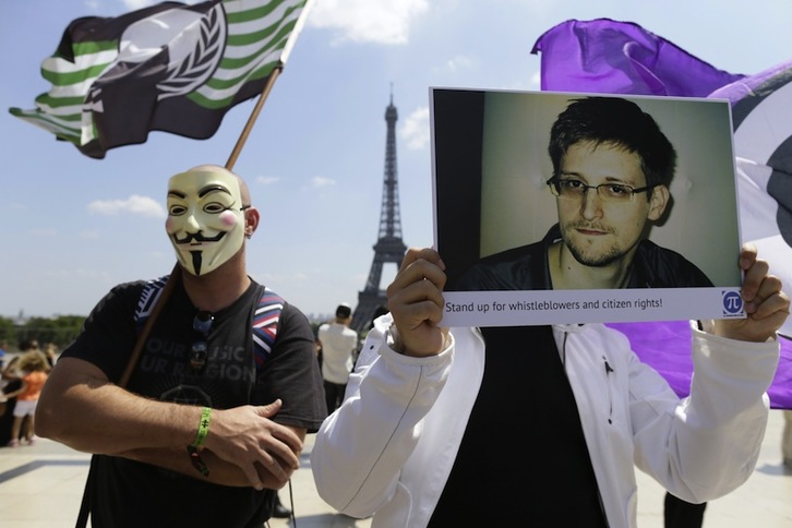 Protesta en París contra el espionaje estadounidense y en defensa de Snowden. (Kenzo TRIBOUILLARD/AFP)