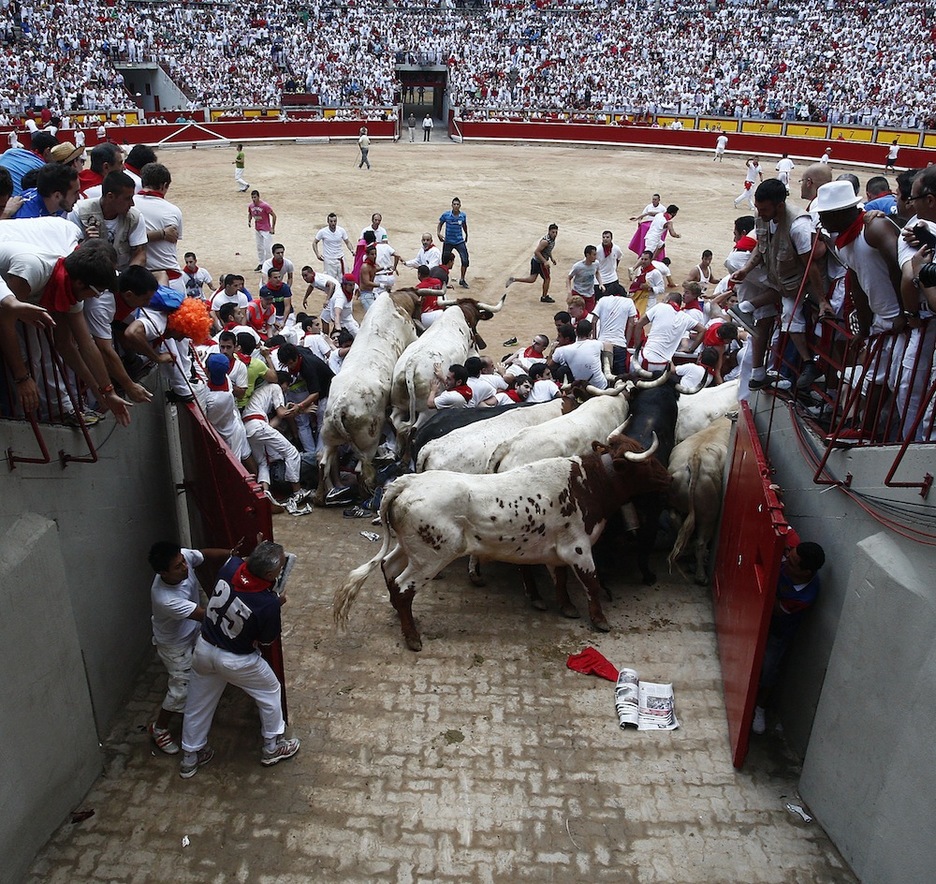Los corredores, los toros y los cabestros tratan de salir del tapón. (Josu SANTESTEBAN / ARGAZKI PRESS)
